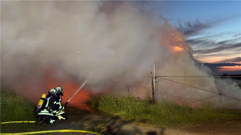 Großalarm in Nottensdorf: Wieder brennen Strohballen lichterloh Nottensdorfer und Bliedersdorfer wurden per Warn-App vor der starken Rauchentwicklung gewarnt.