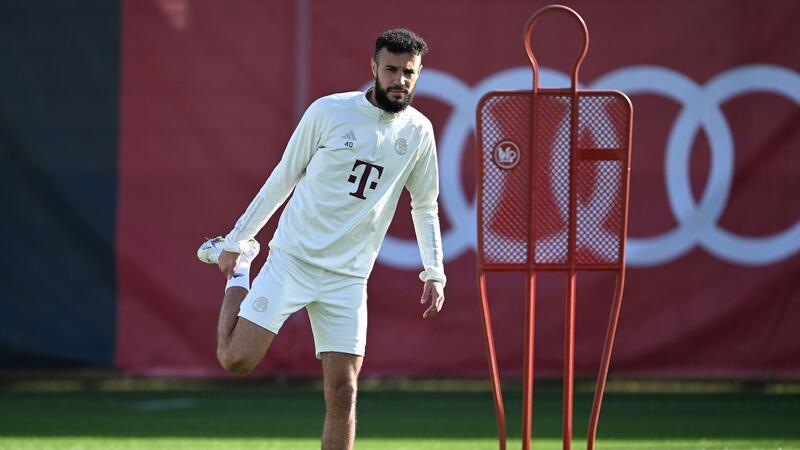 Noussair Mazraoui beim Training des FC Bayern München.