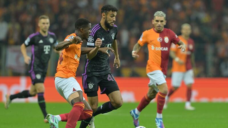 „Grandioser“ FC Bayern im Serienfieber Noussair Mazraoui vom FC Bayern München (M) im Duell mit Wilfried Zaha von Galatasaray Istanbul.