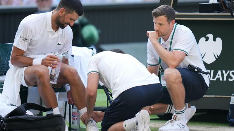 Novak Djokovic erhält medizinische Hilfe.