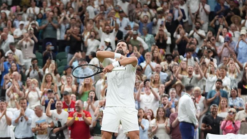 Novak Djokovic feiert seinen Sieg gegen Felix Auger-Aliassime in Wimbledon.