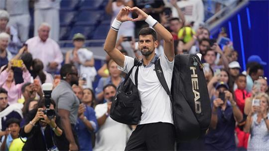 Novak Djokovic formt ein Herz zum Abschied. 