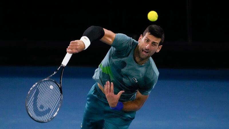 Djokovic gibt Entwarnung: Handgelenk in Ordnung Novak Djokovic hat zehn seiner 24 Grand-Slam-Titel in Melbourne bei den Australian Open geholt.