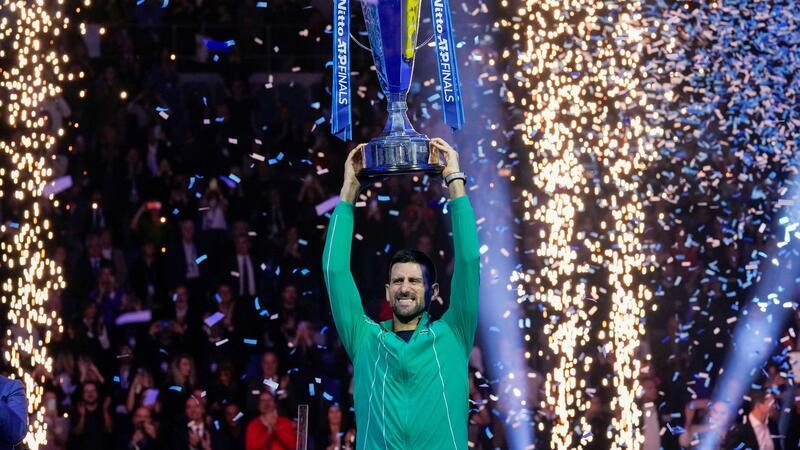 Djokovic gewinnt zum siebten Mal ATP-Finals Novak Djokovic jubelt mit seiner Trophäe nach seinem Sieg.