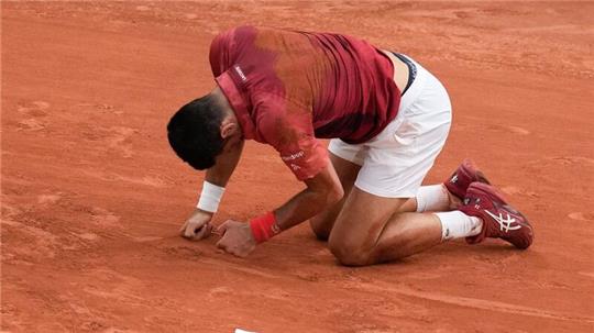 Novak Djokovic muss am Knie operiert werden.