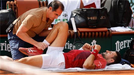 Novak Djokovic nahm Anfang des zweiten Satzes eine medizinische Auszeit, um sich am rechten Knie behandeln zu lassen.