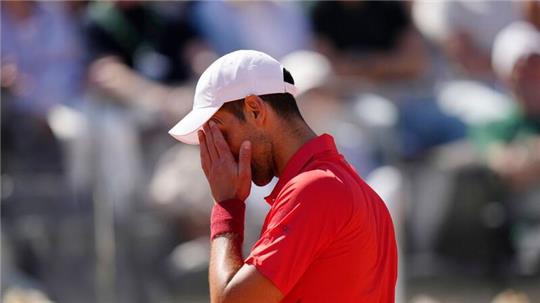 Novak Djokovic schied in Rom nach einer schwachen Leistung überraschend aus.