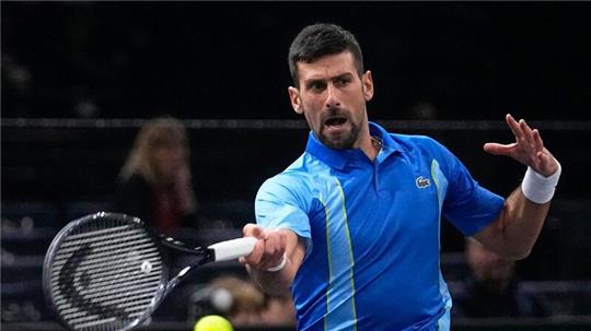 Novak Djokovic setzte sich gegen Andrei Rubljow knapp in drei Sätzen durch.