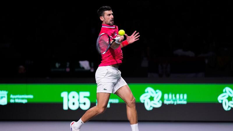 Italien und Serbien im Davis-Cup-Halbfinale Novak Djokovic setzte sich in zwei Sätzen gegen Cameron Norrie durch.