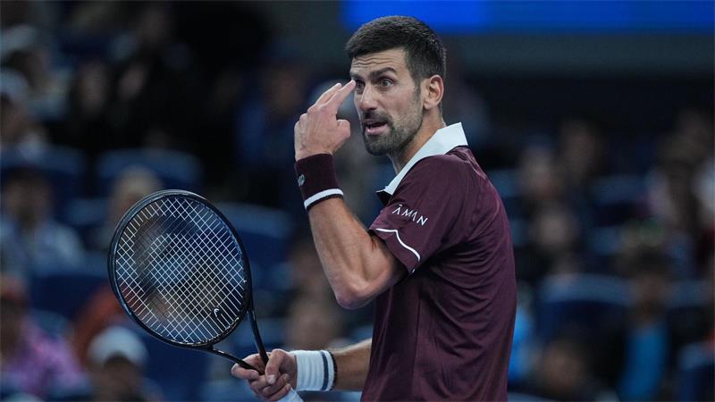 Medwedew disqualifiziert: Djokovic im Finale von Peking Novak Djokovic steht in Peking wieder im Finale.