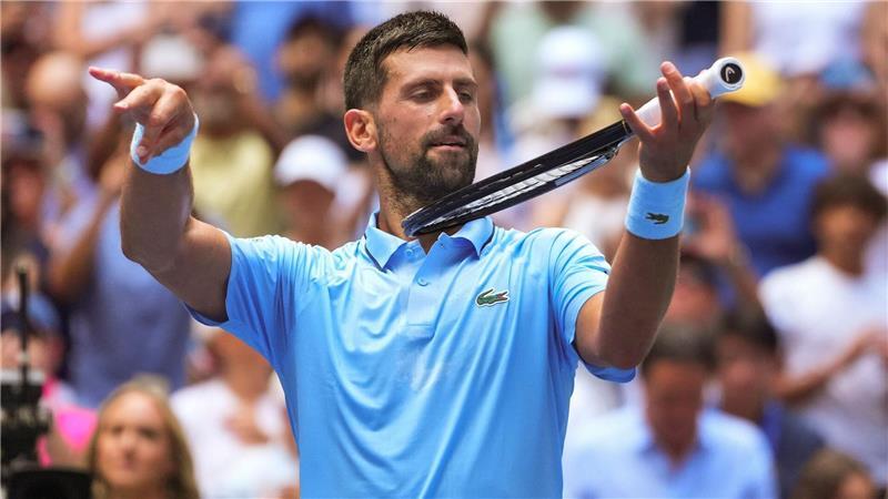 Bilder des Tages Novak Djokovic tut so, als würde er Geige spielen, nach seinem Sieg bei den US Open in New York gegen Zachary Svajda.