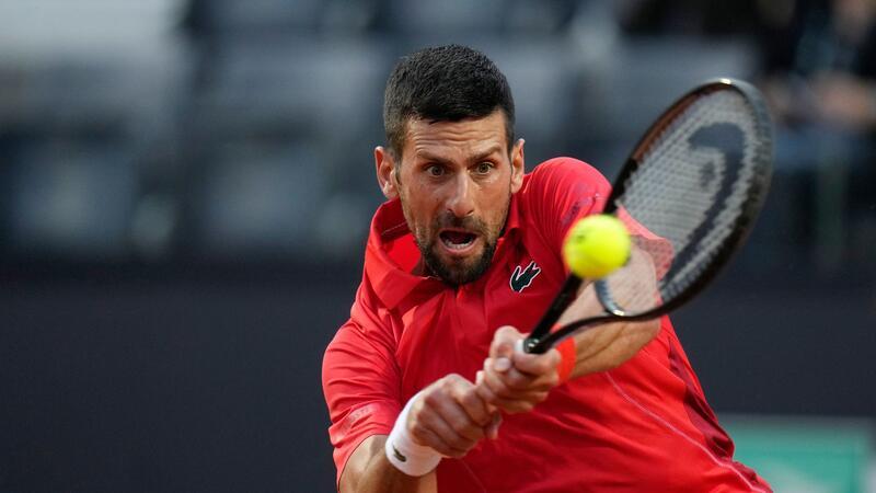 Von Trinkflasche am Kopf getroffen: Djokovic gibt Entwarnung Novak Djokovic während seines Spiels gegen Corentin Moutet.