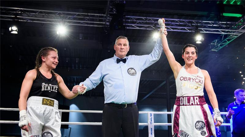 November 2022: Der Ringrichter erklärt Dilar Kisikyol (rechts) nach dem Kampf gegen Eva Hubmayer zur Siegerin und Weltmeisterin.