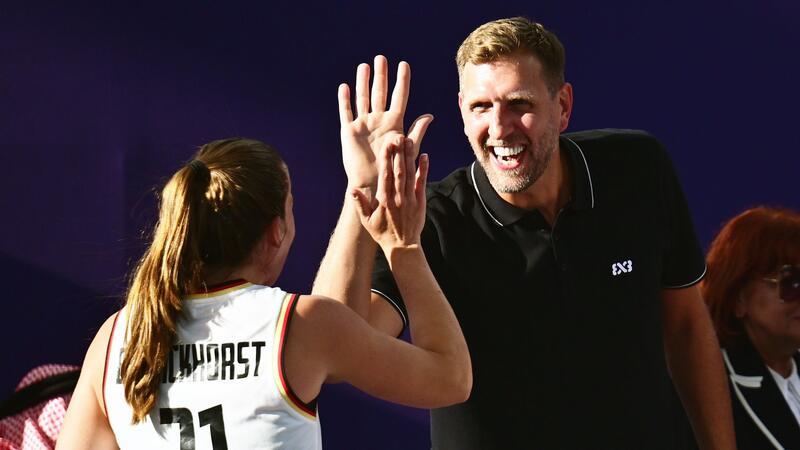 Nowitzki klatscht Svenja Brunckhorst ab.
