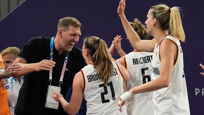 Nowitzki und die deutschen 3x3-Damen nach dem Gold-Coup.
