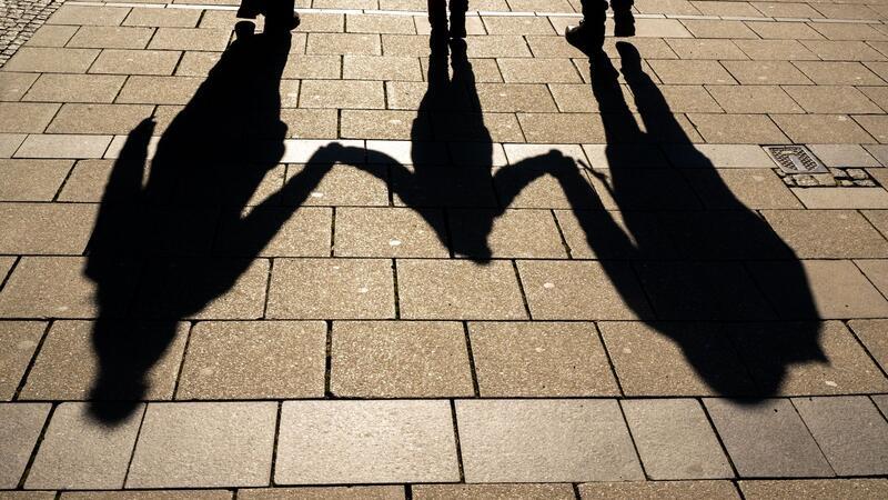 Ministerium bleibt bei Elterngeld-Aus für hohe Einkommen Nsch dem Vorschlag des Familienministeriums soll Elterngeld künftig nur noch Eltern ausgezahlt werden, die alleine oder zusammen nicht mehr als 150.000 Euro zu versteuerndes Jahreseinkommen haben.