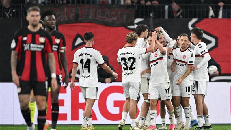 Nürnberg jubelt in Leverkusen über den Treffer zum 2:0. 