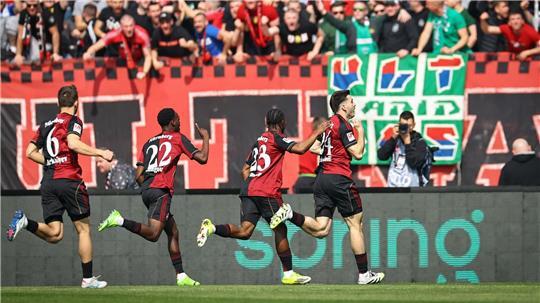 Nürnberg jubelt nach dem Führungstreffer durch Luka Lotschoshwili,