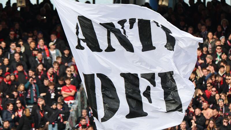 Nürnberger-Fans protestieren gegen die Investorenpläne der DFL.