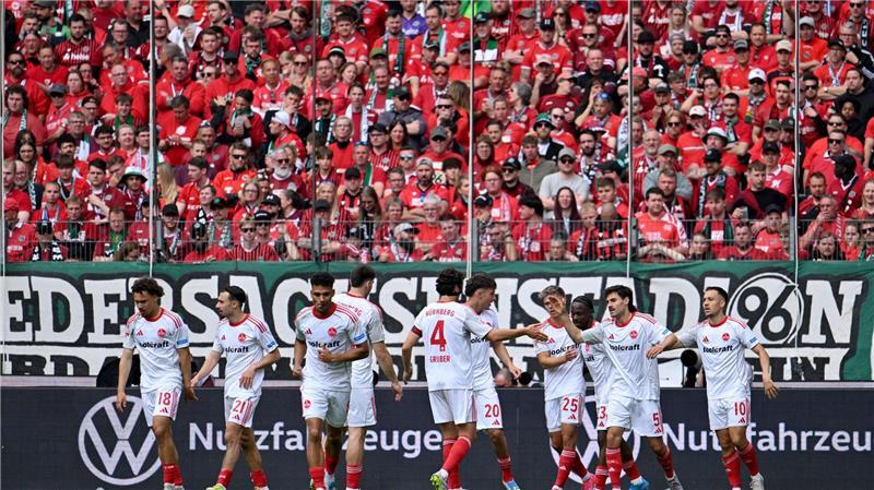 Aufstieg ade: Hannover verspielt sogar Relegationsplatz Nürnberger Jubel in Hannover.