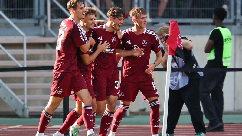 Nürnberger Torjubel mit Dustin Forkel (M) gegen den großen Gegner Juve.
