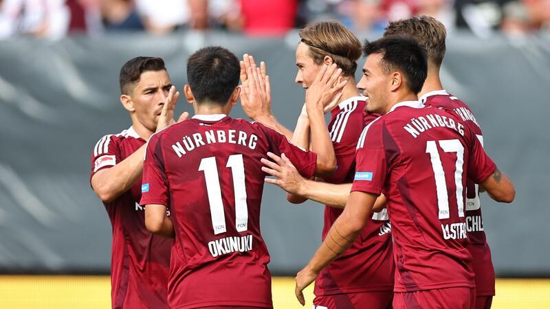 Nürnberger Torjubel mit Schütze Caspar Jander (M).