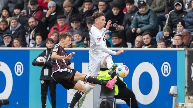 Kiel siegt im Top-Spiel - Ausschreitungen in Rostock Nürnbergs Benjamin Goller (l) im Zweikampf mit dem Elversberger Jannik Rochelt.