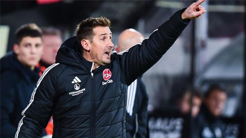 Nürnbergs Coach Miroslaw Klose gibt Anweisungen.