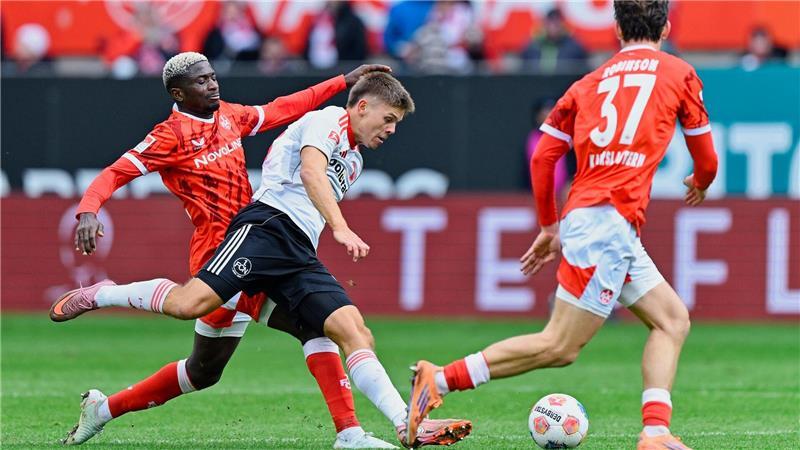 Klose jubelt mit Nürnberg über späten Punkt in Lautern Nürnbergs Finn Becker (weißes Trikot) gegen Lauterer Abwehrbollwerk