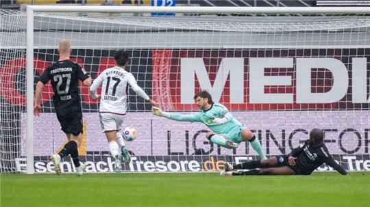 Nürnbergs Jens Castrop (2.v.l) erzielt das Tor zur 1:0-Führung.