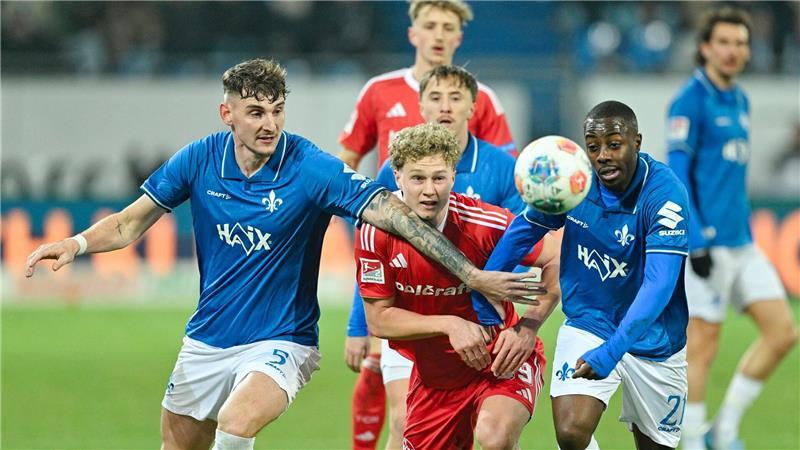 Nürnbergs Jungstürmer Piet Scobel (m) hat viel Gegenwehr.