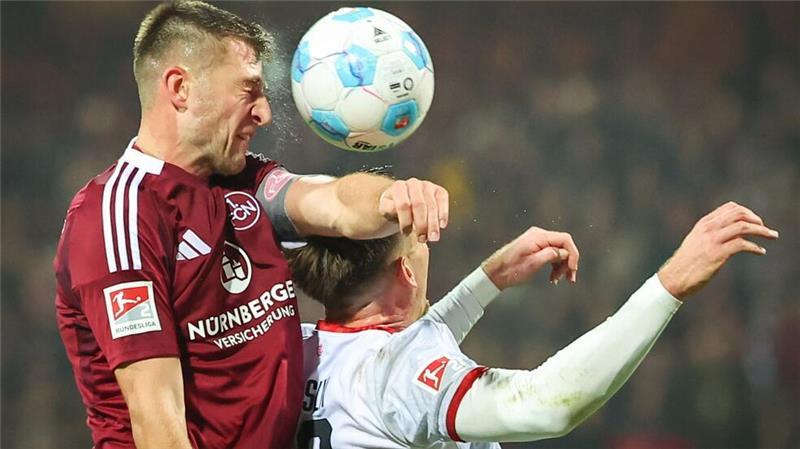 Nürnbergs Kapitän Robin Knoche (l) im Luftkampf mit Daniel Hanslik.