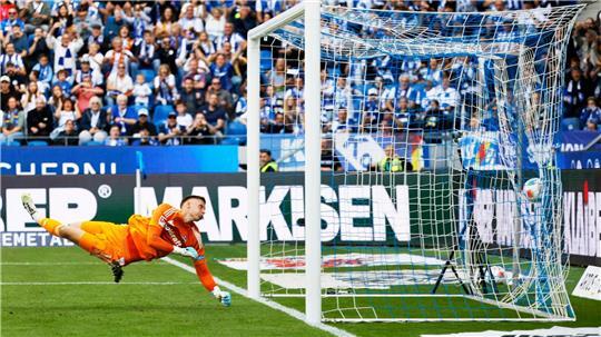 Nürnbergs Torwart Jan Reichert ist bei Karlsruhes 1:0 ohne Abwehrchance.