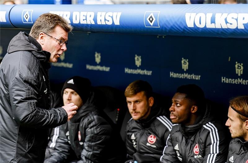 HSV nach Heimsieg weiter auf Aufstiegskurs Nürnbergs Trainer Dieter Hecking an alter Wirkungsstätte. Foto: Axel Heimken/dpa