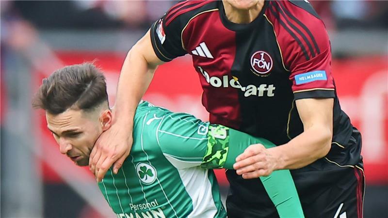 Klose verpasst mit Nürnberg Derby-Triple gegen Fürth Nürnbergs Verteidiger Fabio Gruber (r) im Luftkampf mit Fürths Branimir Hrgota.