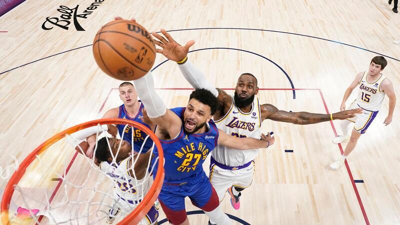 Nuggets-Guard Jamal Murray (M.) steigt zum Dunk hoch.