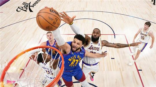 Nuggets-Guard Jamal Murray (M.) steigt zum Dunk hoch.