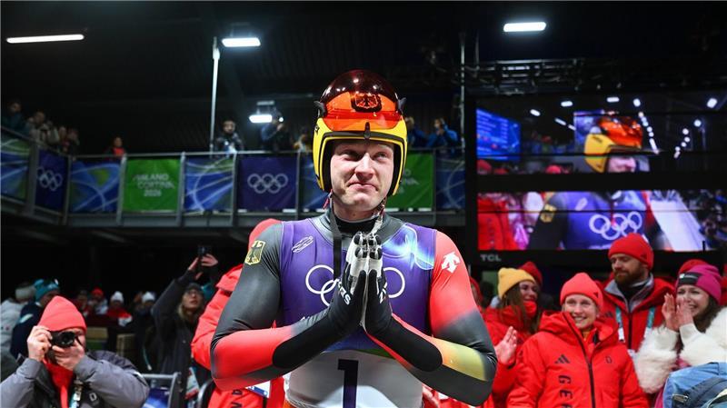 Nummer ist jetzt gespeichert, Ehrenwort: Rodel-Olympiasieger Max Langenhan drückte am Telefon aus Versehen Kanzler Friedrich Merz weg.