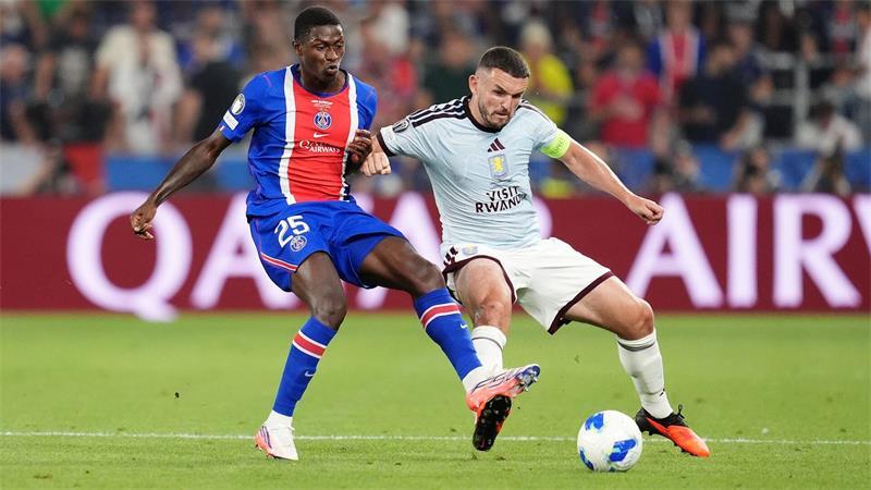 Trotz Doppelrekord von Villa-Teenager: UEFA-Supercup an PSG Nun Mendes von Paris Saint-Germain (links) und Aston-Villa-Profi John McGinn kämpfen um den Ball.