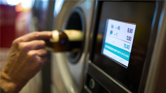 Nun gehören auch leere Milch- oder Kakoaflaschen aus Plastik in den Pfandautomat.