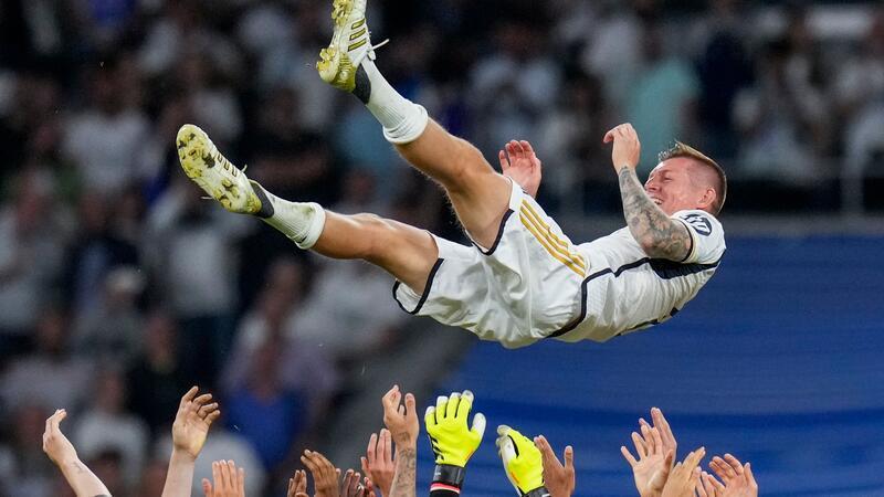 Nun ist Schluss: Bei seinem letzten Heimspiel für Real Madrid wurde Kroos von Teamkollegen und Fans gefeiert.