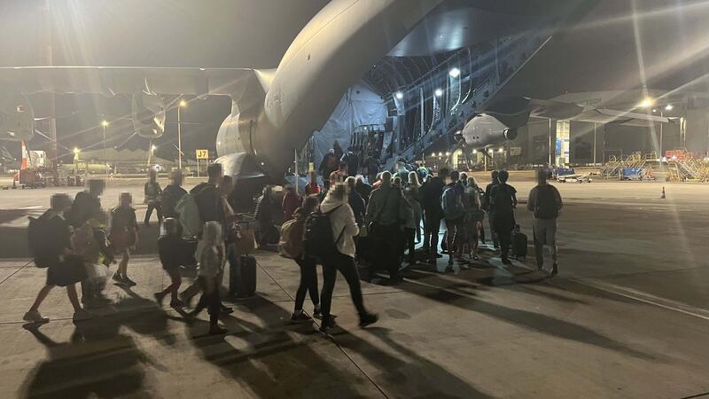Nun wird doch die Luftwaffe eingesetzt: Die Bundeswehr fliegt deutsche Staatsbürger aus Israel aus. Hier ein Militärtransporter der Bundeswehr auf dem Flughafen von Tel Aviv.
