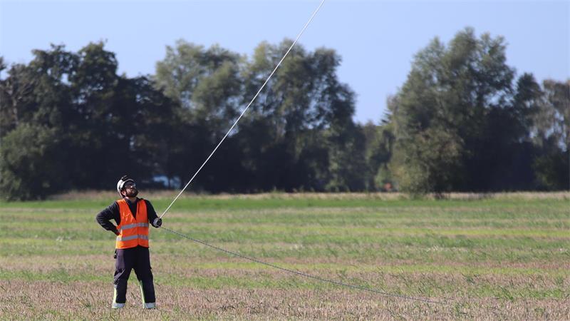 29 Tonnen am Haken: In Krummendeich entsteht ein begehrtes Forschungsobjekt Nuno Monteiro hält das Führungsseil am Boden in den Händen, das am Heck der Gondel befestigt ist. Er und sein Kollege sorgen dafür, dass die Gondel ohne zu rotieren nach oben schwebt.