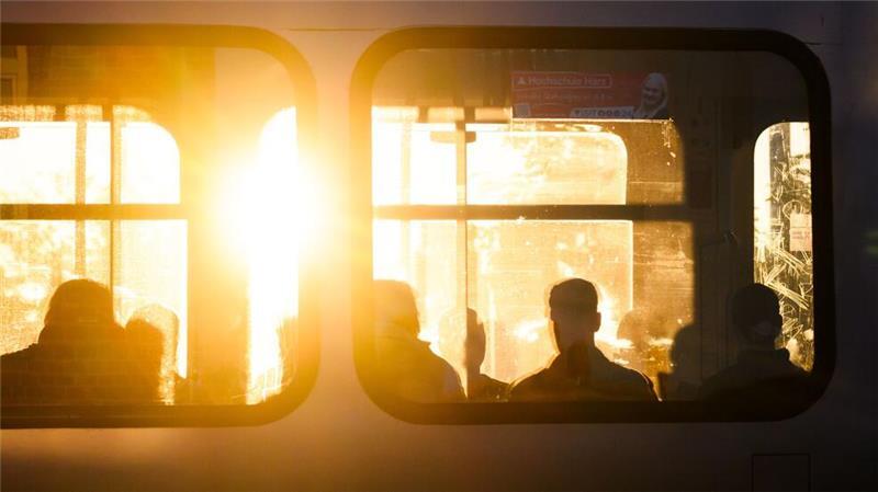Nur 17 Prozent der Befragten gaben an, dass sich die Anzahl der Abfahrten mit Bus oder Bahn an der nächstgelegenen Haltestelle in den letzten fünf Jahren verbessert habe. (Archivbild)