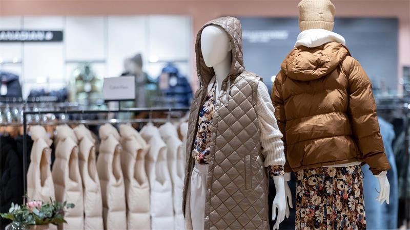 Nur 27 Prozent wären bereit, etwa für gute Beratung in Mode-, Schuh- oder anderen Geschäften, ein Trinkgeld zu geben. (Archivbild)