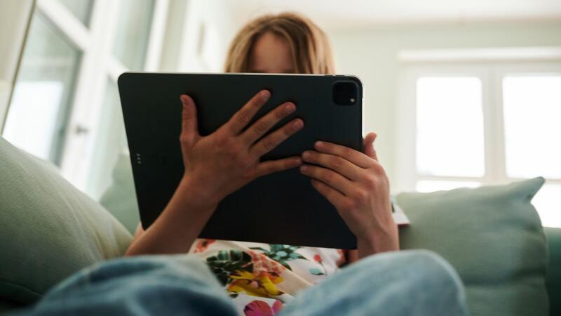 Nur 9 Prozent der jungen Befragten sagen, dass sie selbst eine Sexting-Nachricht verschickt haben. (Symbolbild)