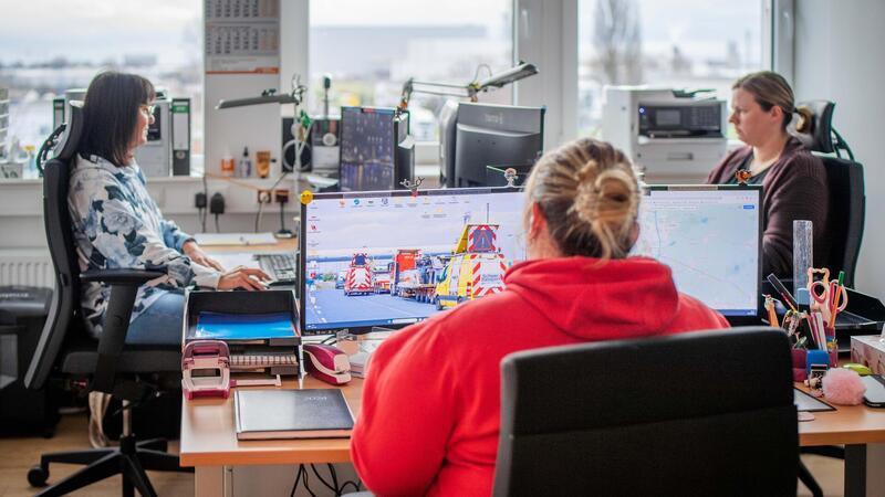 Nur Absagen (von links): Simone Bialluch, Jessica Löwe und Jasmin Bruns kümmern sich um die Begleitung von Schwertransporten.
