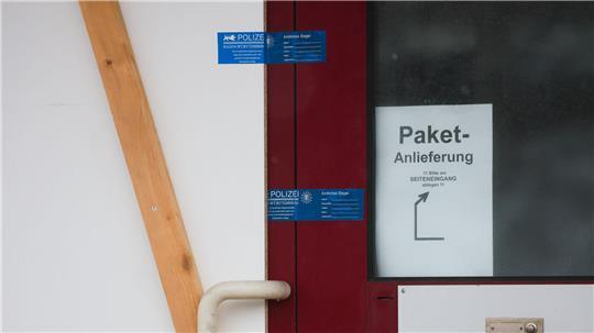 Nur Polizeisiegel erinnern noch daran, was in einer Firma in St. Johann in Baden-Württemberg passiert ist. 