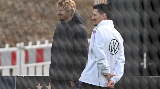 Nur Zuschauer beim Training: Nick Woltemade mit Co-Trainer Benjamin Hübner (r).