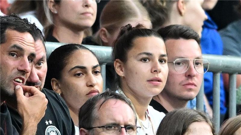 Neu-Wolfsburgerin Zicai bangt nach Verletzung um EM-Ticket Nur Zuschauerinnen beim 4:0: Cora Zicai (l) und Lena Oberdorf.